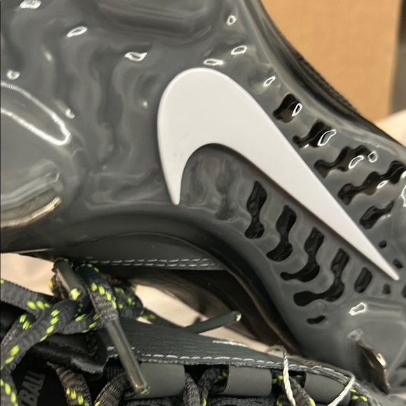 Nike women's Hyperdiamond 4 Elite Softball cleats Size 7.5  Low Top - Picture 4 of 8